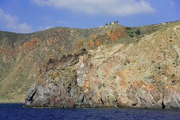 Deposits of old lava domes and ash layeres in the cliffs of Lipari's west coast (Photo: Tom Pfeiffer)