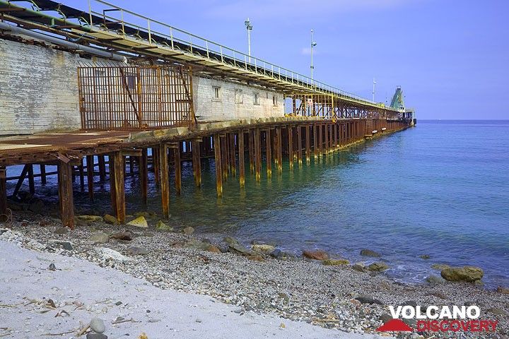 The pier where pumice and ash is loaded to ships (Photo: Tom Pfeiffer)