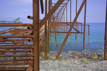 Rusted iron structures of the old pier at the pumice quarry. (Photo: Tom Pfeiffer)