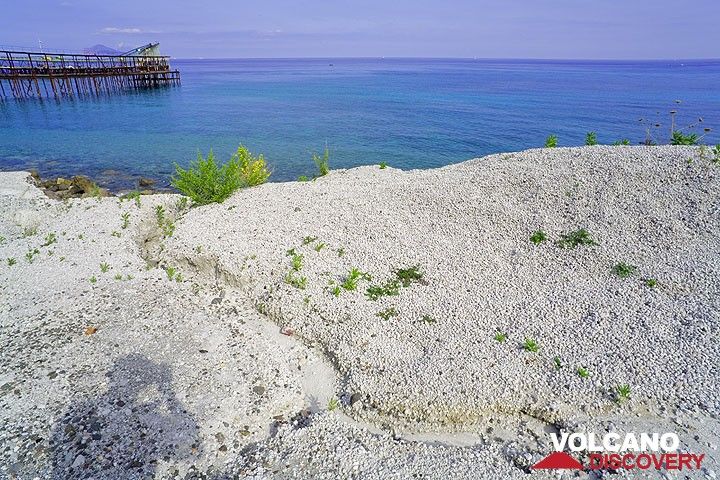 Pumice beach at the pumice quarry of Lipari (Photo: Tom Pfeiffer)