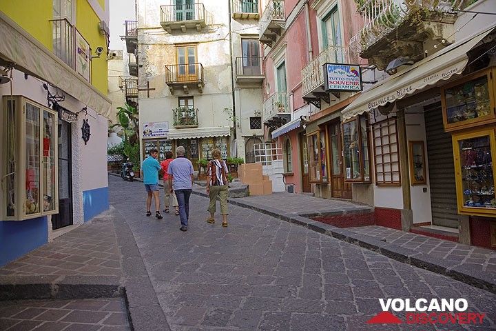 One of the main shopping streets, now quiet, in the usually buzzling old town of Lipari (Photo: Tom Pfeiffer)