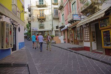 Una de las principales calles comerciales, ahora tranquila, en el habitualmente animado casco antiguo de Lipari. (Photo: Tom Pfeiffer)