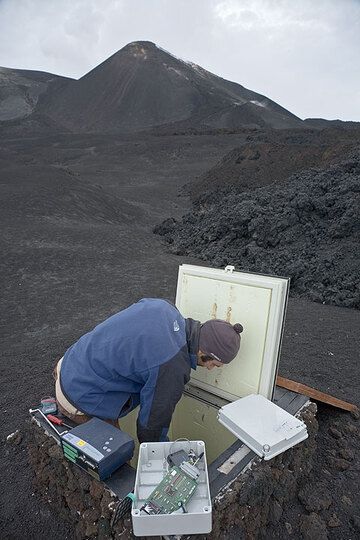 Volcanologue installant une station de surveillance géogravitaire. (Photo: Tom Pfeiffer)