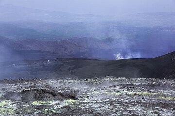 Blick vom Nordostkrater in die Valle del Bove, wo man die aktive Ausbruchsspalte, die sich am 13. Mai 2008 geöffnet hatte, sehen kann. (Photo: Tom Pfeiffer)