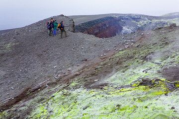 Group on the rim of Bocca Nuova crater (Photo: Tom Pfeiffer)
