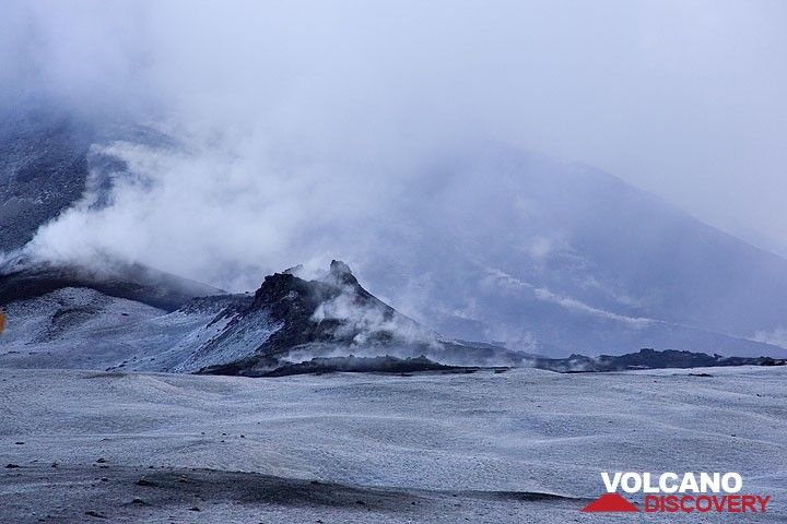 Kurz vor Sonnenaufgang sind wir auf 3000 m Meereshöhe und passieren den Fuß des Südostkraters von Süden, vorbei an dem merkwürdigen Hortnito auf der Ausbruchsspalte der Juli 2001 Eruption. (Photo: Tom Pfeiffer)