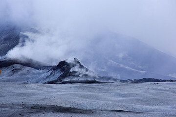 C’est juste avant le lever du soleil et nous sommes à 3000 m d'altitude. Une nuit de  gel a couvert la zone sommitale. Nous passons à la base du cratère SE où se trouve le manifeste hornito formé par  l'éruption de juillet 2001. (Photo: Tom Pfeiffer)