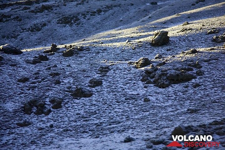 Sonnenlicht und Schatten spielen miteinander auf der noch von dickem Frost überzogenen Oberfläche nackter Lavaflächen. (Photo: Tom Pfeiffer)