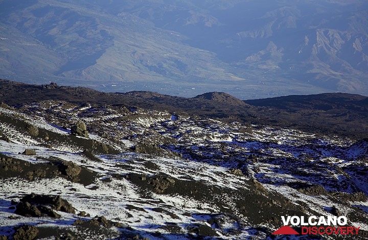 Die Nordseite ist von schroffen Lavaströmen des Nordostkraters aus den 70er und 80er Jahren geprägt. Die Frostgrenze hier liegt etwa bei 2600 m, noch oberhalb des Monte Pizzillo Schlackenkegels, wo der Pfad zur Grotta del Gelo abzweigt.  (Photo: Tom Pfeiffer)