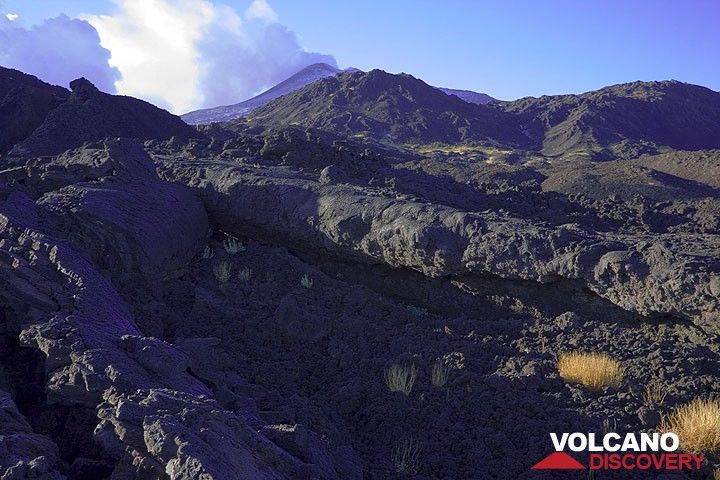 A large lava channel near the eruptive fissure looks almost as if from last week. (Photo: Tom Pfeiffer)