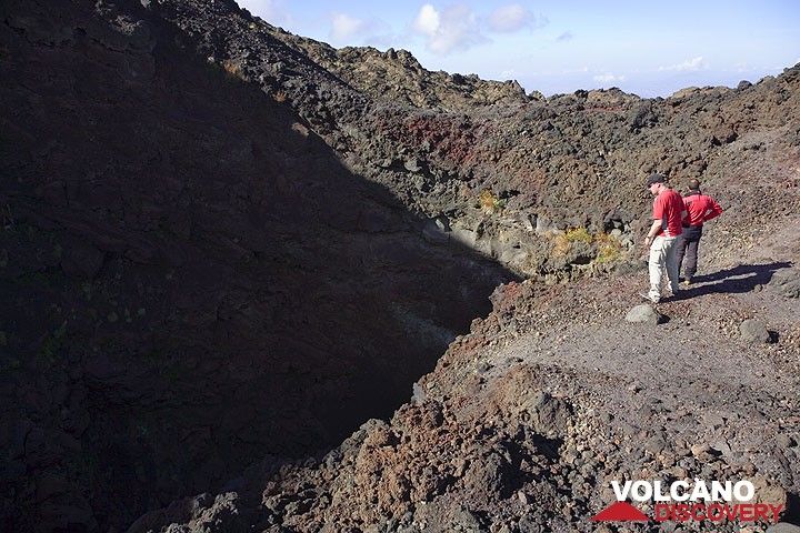 A deep pit crater above the 1981 eruptive fissure. (Photo: Tom Pfeiffer)