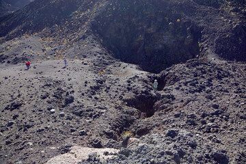 We're looking from the top of a hornito onto the eruptive fissure. Ines is standing there for scale. (Photo: Tom Pfeiffer)