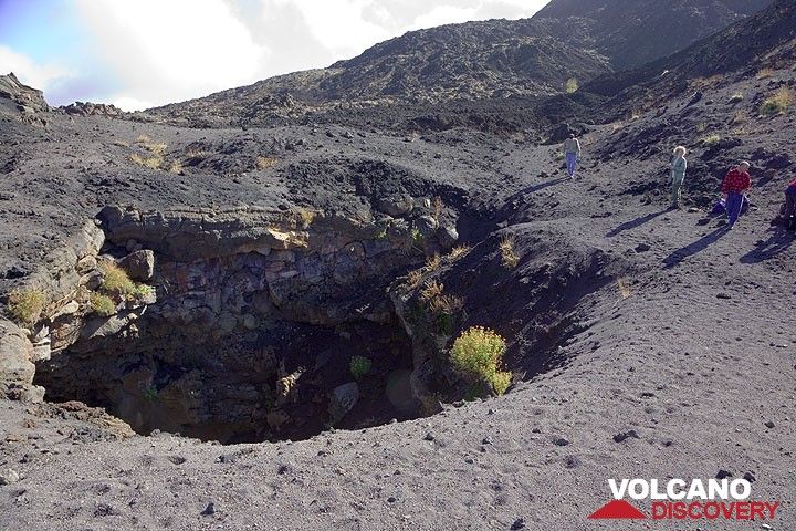 L'entrée de la Grotta del Gelo. La grotte a été presque détruite par l'éruption de 1981, située à seulement 100 m à l'ouest ! (Photo: Tom Pfeiffer)