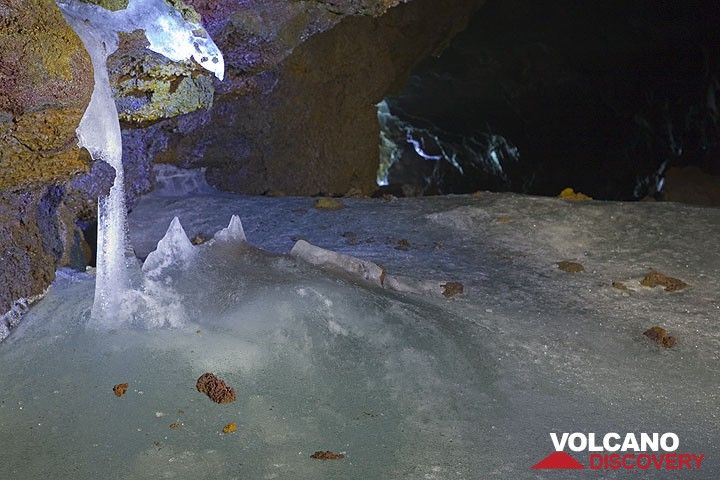 Ein Eisstalaktit in der Nähe des Eingangs zur Grotte (Photo: Tom Pfeiffer)