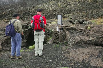 Auf dem Weg passieren wir eine weitere Grotte,- die tiefe Grotta di Aci. Hier bräuchte man Gerät und Seil zum Abseilen - ein anderes Mal! (Photo: Tom Pfeiffer)