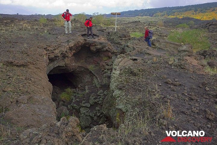 Nach etwa 2 Stunden Wanderung von der Grotta del Gelo erreichen wir eine weitere berühmte Lavahöhle des Ätna, die Grotta dei Lamponi.  (Photo: Tom Pfeiffer)