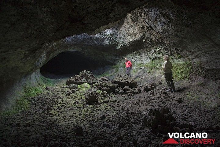 Rosario et Ines dans la Grotta dei Lamponi - l'un des plus grands tunnels de lave de l'Etna (Photo: Tom Pfeiffer)