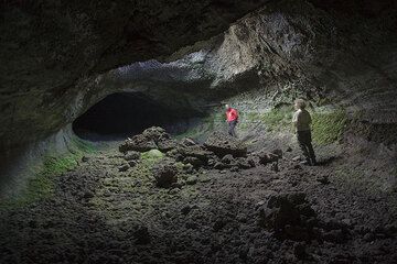 Rosario and Ines in the Grotta dei Lamponi - one of the largest lava tubes of Etna (Photo: Tom Pfeiffer)