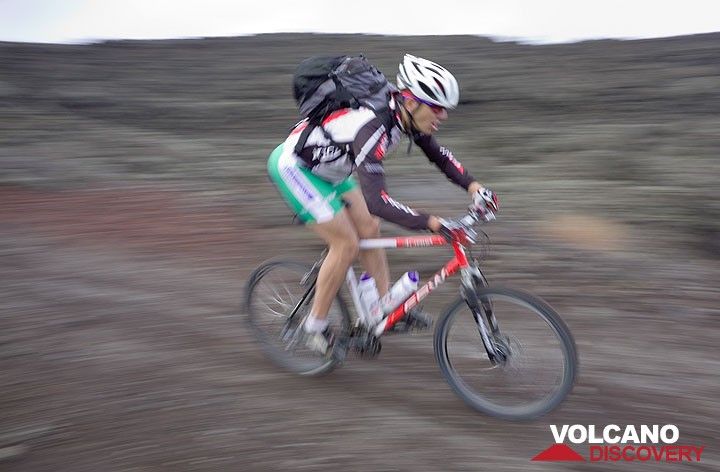 A mountain biker is much faster than us... (Photo: Tom Pfeiffer)