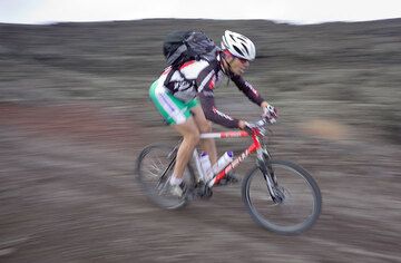 A mountain biker is much faster than us... (Photo: Tom Pfeiffer)