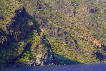 Old scoria layers visible in the cliffs of Stromboli island (Photo: Tom Pfeiffer)