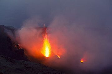 Eruption from the NW crater (Photo: Tom Pfeiffer)