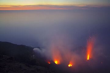 Aquí se ven 6 respiraderos activos mientras el respiradero occidental del cráter NE entra en erupción. (Photo: Tom Pfeiffer)