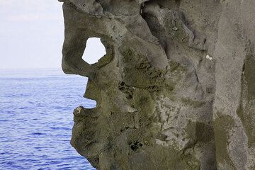 Face in the rock (Photo: Tom Pfeiffer)