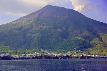 Picita and the Stromboli mountain (Photo: Tom Pfeiffer)