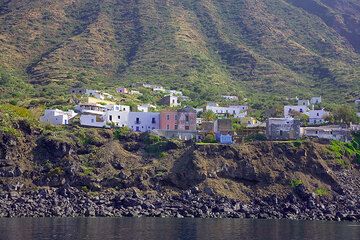 Das kleine Dorf Ginostra auf der Südseite von Stromboli (Photo: Tom Pfeiffer)