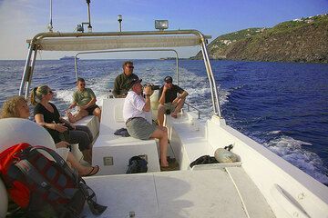 Boat trip on Stromboli (Photo: Tom Pfeiffer)