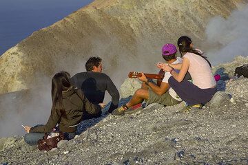 Guitar playing on a volcano (Photo: Tom Pfeiffer)