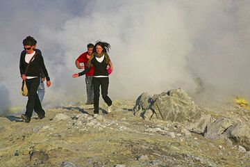 Habiendo desafiado los vapores muy irritantes (Photo: Tom Pfeiffer)