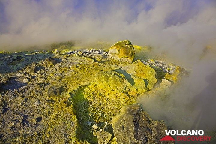 Sulfur deposits and escaping gas from fumaroles on Vulcano volcano's La Fossa crater rim. (Photo: Tom Pfeiffer)