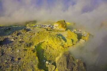 Dépôts de soufre et fuites de gaz des fumerolles sur le bord du cratère La Fossa du volcan Vulcano. (Photo: Tom Pfeiffer)