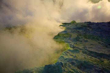 Vapeurs volcaniques sur le cratère Fossa (Photo: Tom Pfeiffer)