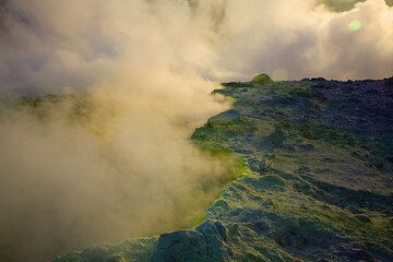 Volcanic fumes on the Fossa crater (Photo: Tom Pfeiffer)