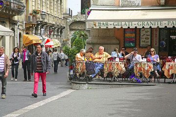 Street cafe on a square in the historic center of Taormina (Photo: Tom Pfeiffer)