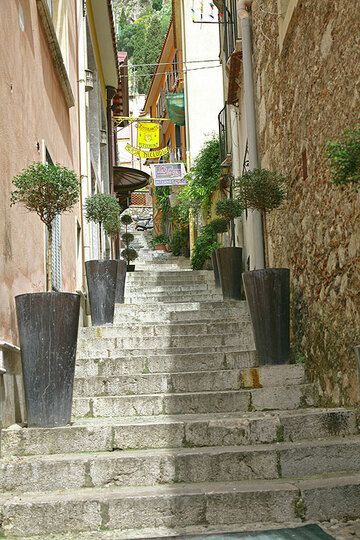 Enge Treppengasse in der Altstadt von Taormina (Photo: Tom Pfeiffer)