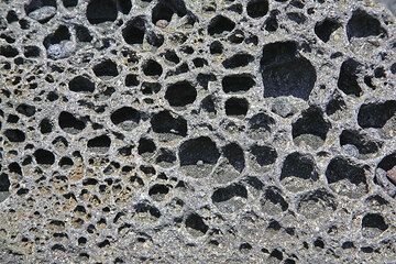 Modèles d'érosion à la surface d'une roche basaltique exposée sur la plage (Photo: Tom Pfeiffer)