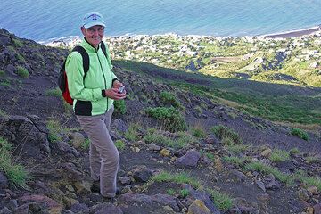 Pat auf halber Höhe zum Gipfel, schon oberhalb des Macchiagürtels (Photo: Tom Pfeiffer)