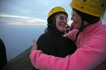 Sandra y Pat felices de haber llegado a la cima. (Photo: Tom Pfeiffer)