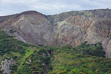 Der sogenannte Forgia Vecchia superiore (="obere alte Schmiede") Krater, der 1727 bei heftigen Explosionen an seitlichen Schloten auf der Nordseite des Fossa Vulkankegels auf der Insel Vulcano entstand. (Photo: Tom Pfeiffer)