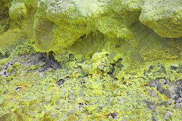 Le soufre se sublime au-dessus de certaines fumerolles très chaudes, formant un enduit poudreux et fragile et des stalactites. (Photo: Tom Pfeiffer)
