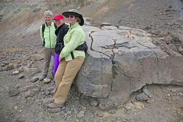 Gruppenbild bei einer großen Brotkrustenbombe am Kraterrand. (Photo: Tom Pfeiffer)