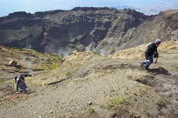 Sur le bord du cratère du volcan Vésuve, avec des bouches fumantes en arrière-plan. (Photo: Tom Pfeiffer)