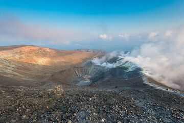 View of La Fossa crater and the fumarole field on its eastern rim (Photo: Tom Pfeiffer)