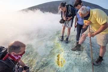 Our group observing the fumaroles (Photo: Tom Pfeiffer)