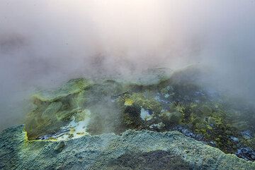 Fumaroles and steam-gas (Photo: Tom Pfeiffer)