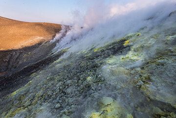 Внутренний край кратера вулкана Ла Фосса, остров Вулкано (Эолийские острова, Италия) с дымящимися фумаролами (Photo: Tom Pfeiffer)